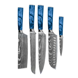 Shinrai Knives - Damascus Print Epoxy Sapphire 5-Piece Knife Set - Chef's Knife + Bread Knife + Nakiri + Santoku + Paring Knife Shinrai Knives - Damascus Print Epoxy Sapphire 5-delige Messenset - Koksmes + Broodmes + Nakiri + Santoku + Schilmes Messenset Shinrai Knives