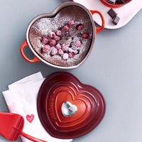Cocotte Le Creuset « Cœur » en fonte émaillée avec bouton en acier inoxydable 