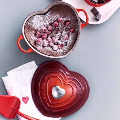 Cocotte Le Creuset « Cœur » en fonte émaillée avec bouton en acier inoxydable 