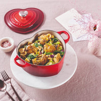 Cocotte Le Creuset « Cœur » en fonte émaillée avec bouton en acier inoxydable 