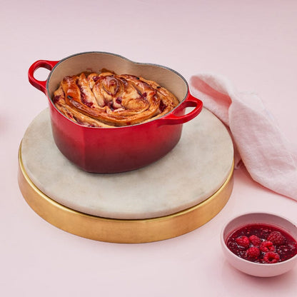 Cocotte Le Creuset « Cœur » en fonte émaillée avec bouton en acier inoxydable 