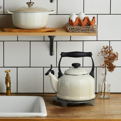 Bouilloire à sifflet Le Creuset - Tradition Meringue 2,1 l 